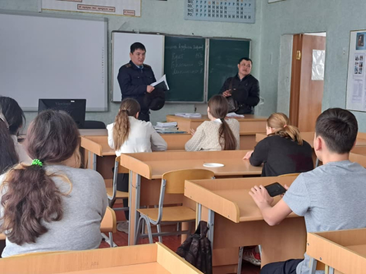 24 апреля участковый  инспектор полиции с.Тассуат Арзакулов М.М.  с учащимися 8-11 классов провел Беседа на тему:  