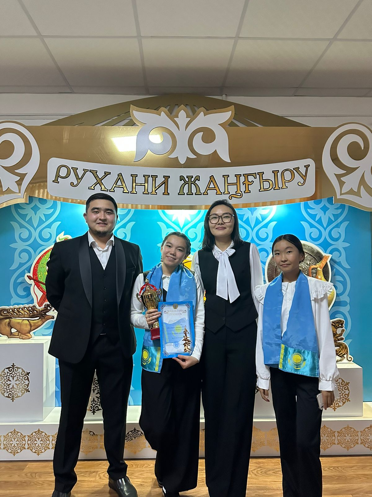 25 қазан - Қазақстан Республикасы күніне арналған 9-11сынып оқушылары арасындағы аудандық пікірсайыс турниріне белсене қатысып, 1-орын алғаны үшін Абай атындағы Шұбаркөл ЖББМ 