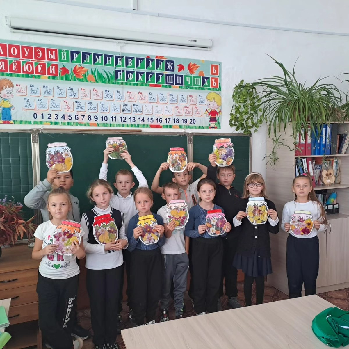 БибБиблиотекарем школы в 3 