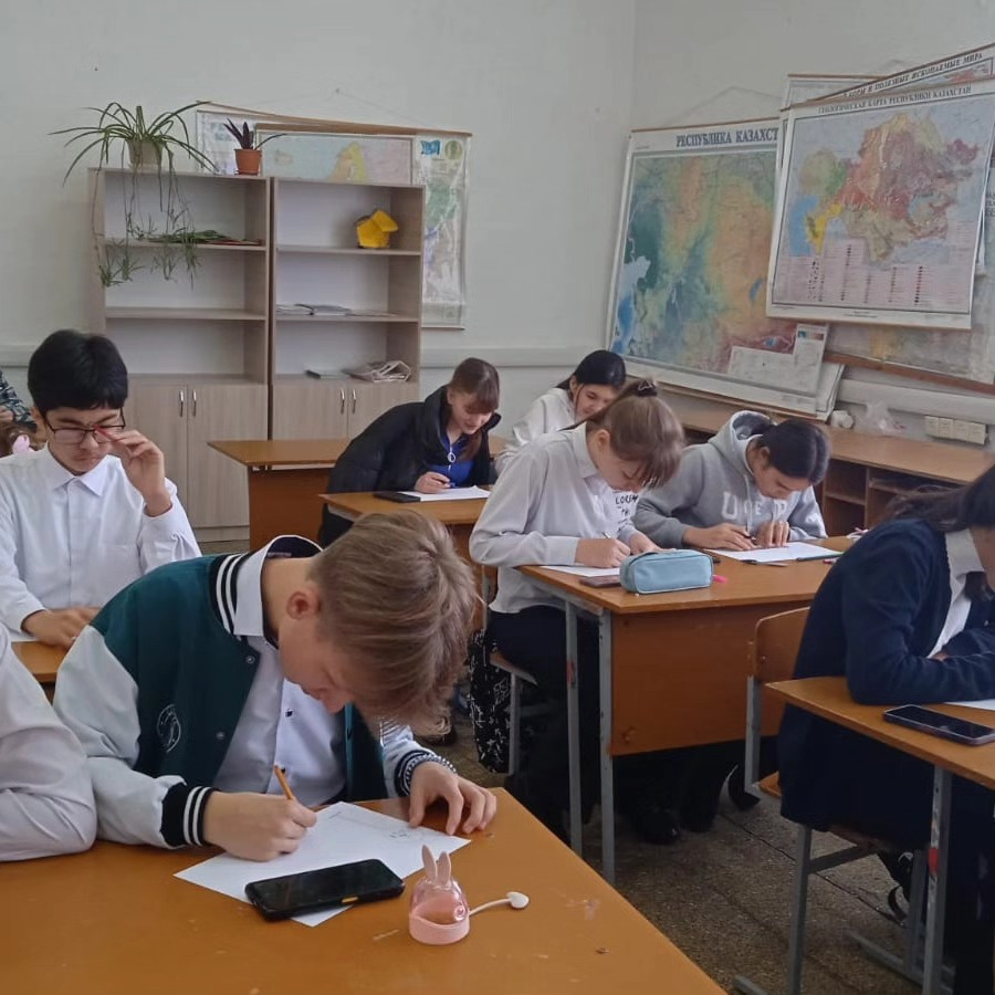 В 7 Б классе прошел классный час на тему: ПДД, поля движения и обгона.