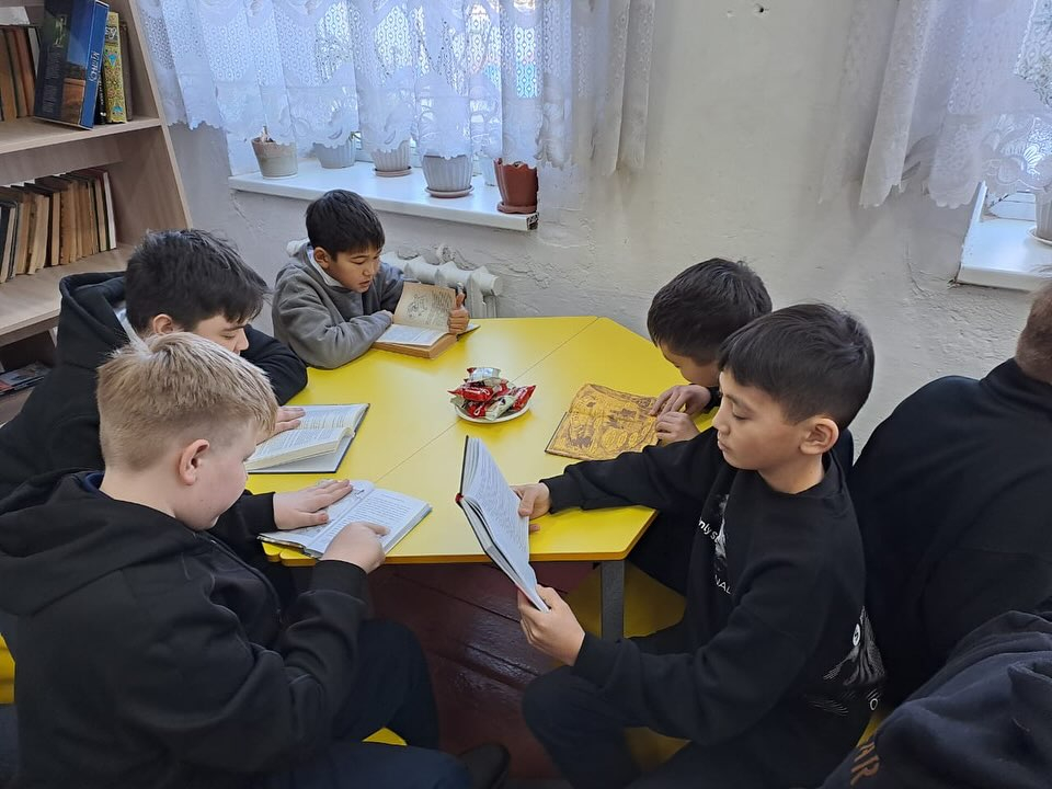 Продолжая акцию ‘’ Читающая школа’’ библиотекарем школы проведено мероприятие в 6 классе ‘’ Сладкое чтение’’