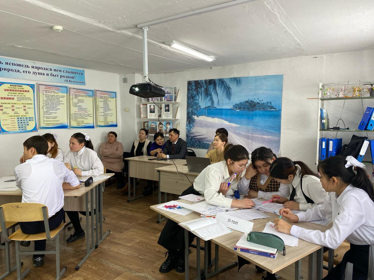 Құланөтпес негізгі орта мектебінің психологы Тулькибаева А.Қ  оқушылармен 