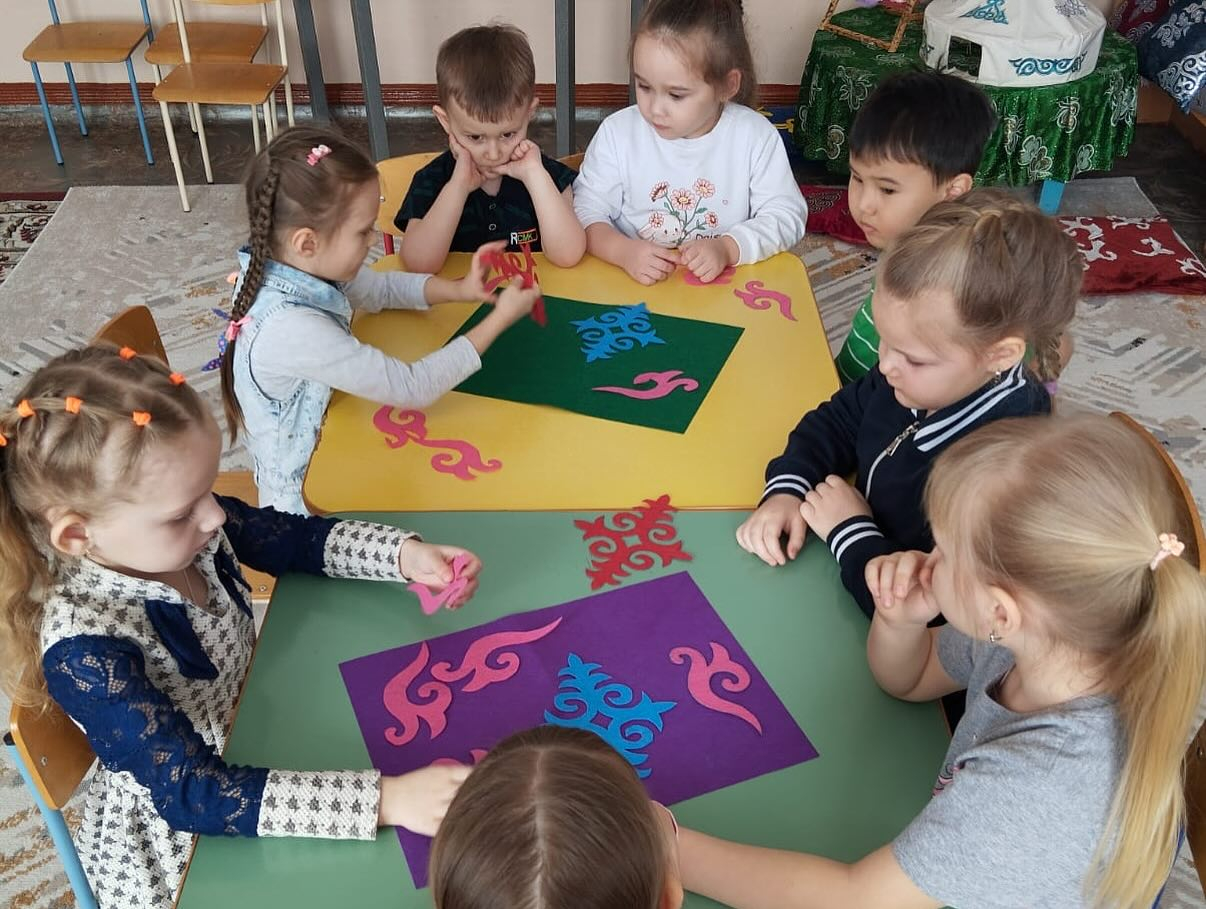 Творческая деятельность  «Украсим ковер- аппликация».