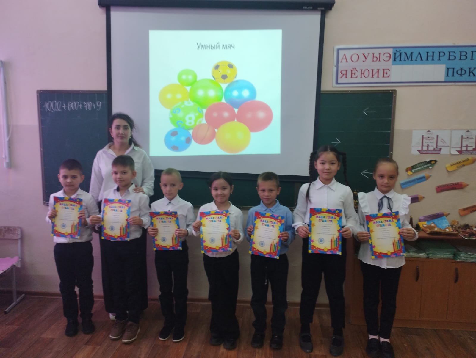 С 27 сентября по 2 октября в школе-гимназии имени Шокана Уалиханова проводился конкурс рисунков на тему: «Профессии прекрасней нет на свете».