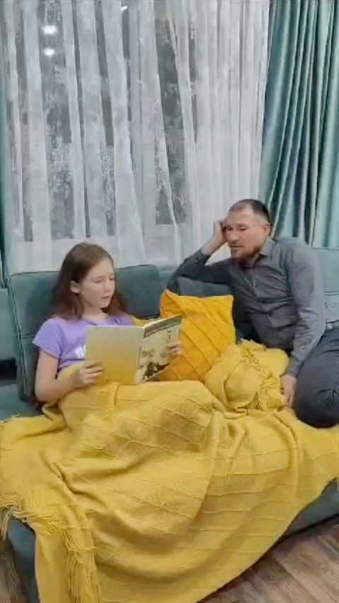 Марафон стихотворений «Семья- это чудо». Участники- ученики 5 «Б» класса вместе с классным руководителем Әрін Назерке Мейрамовной .