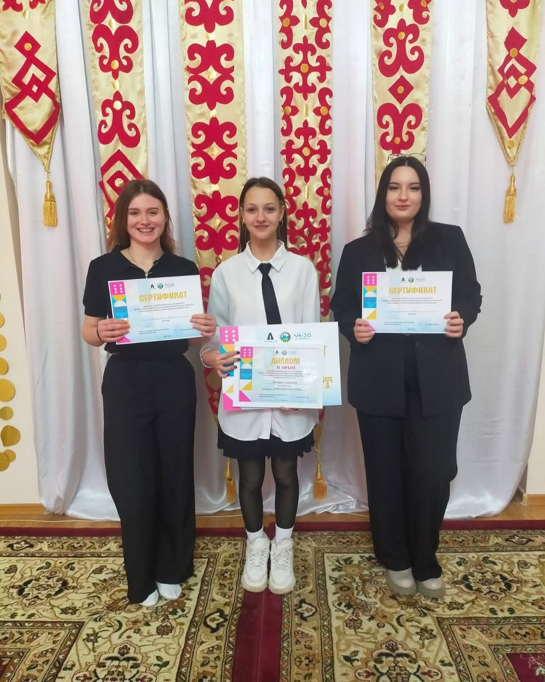 Ученицы 8-10 классов КГУ «ОШ РЦ им. Нуркена Абдирова»приняли участие в конкурсе эссе рамках районного антикоррупционного марафона. Организатором конкурса является