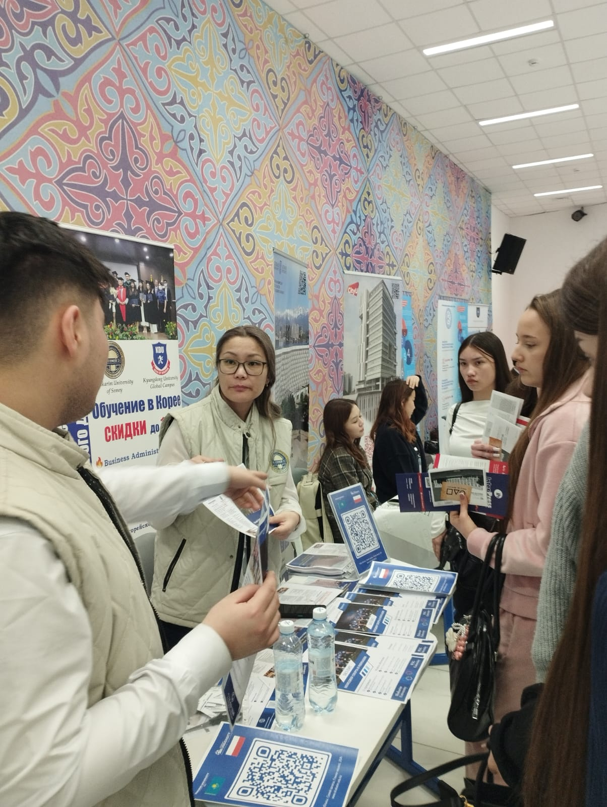 2025 жылдың 29 қаңтарында Шоқан Уәлиханов атындағы мектеп-гимназиясының 11 сынып оқушылары филиалдары Қазақстанда орналасқан «Шетел университеттерінің жәрмеңкесіне» барды.