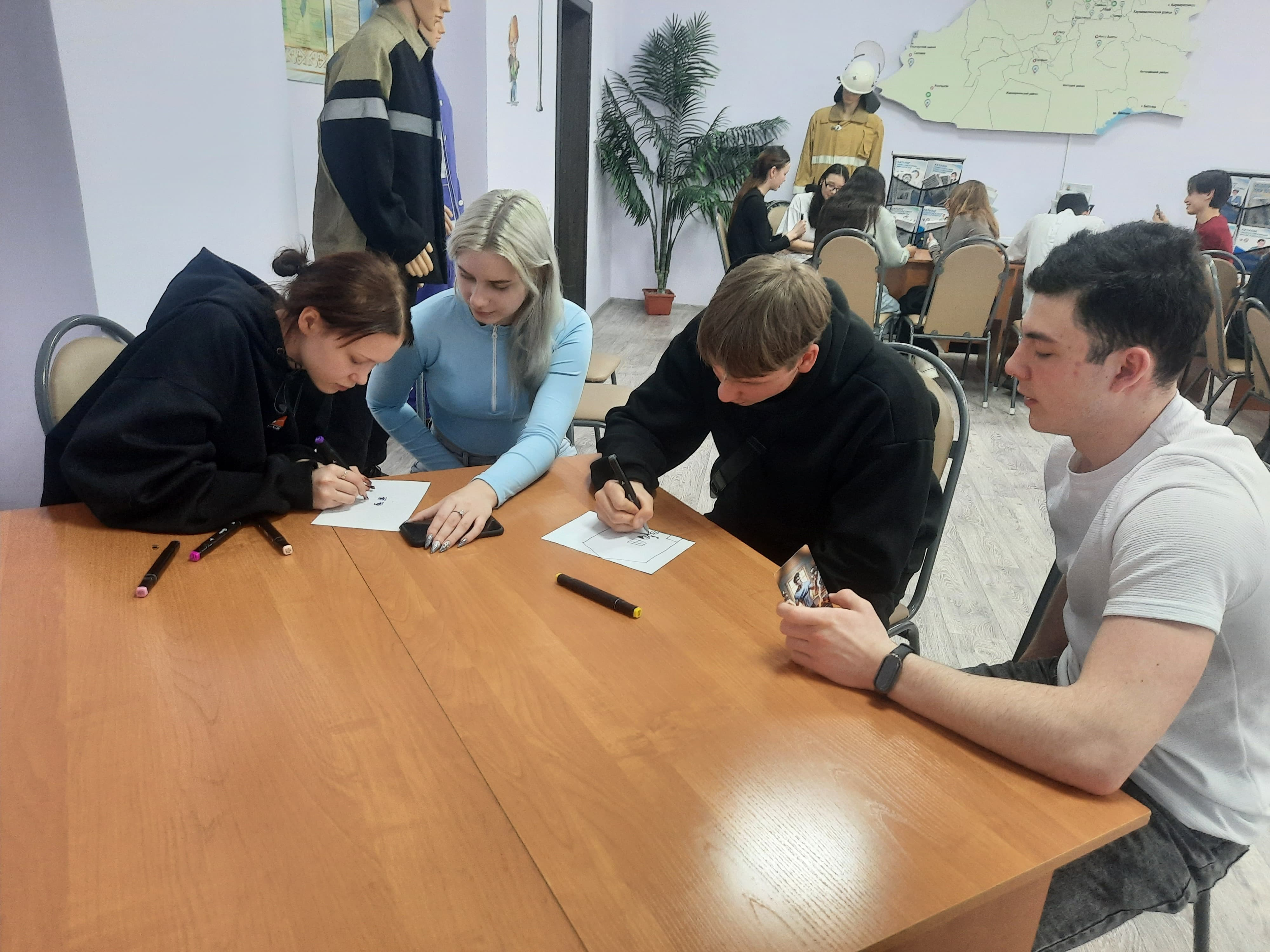 2025 жылдың 26 ​​ақпанында Шахтинск қаласындағы «Оқушылар сарайы» коммуналдық мемлекеттік қазыналық кәсіпорнының «Кәсіби құзыреттілік және мансаптық өсу орталығында» педагог-психолог Политова М.А. жоғары сынып оқушыларына «Болашақтың құзыреттіліктері» тақ