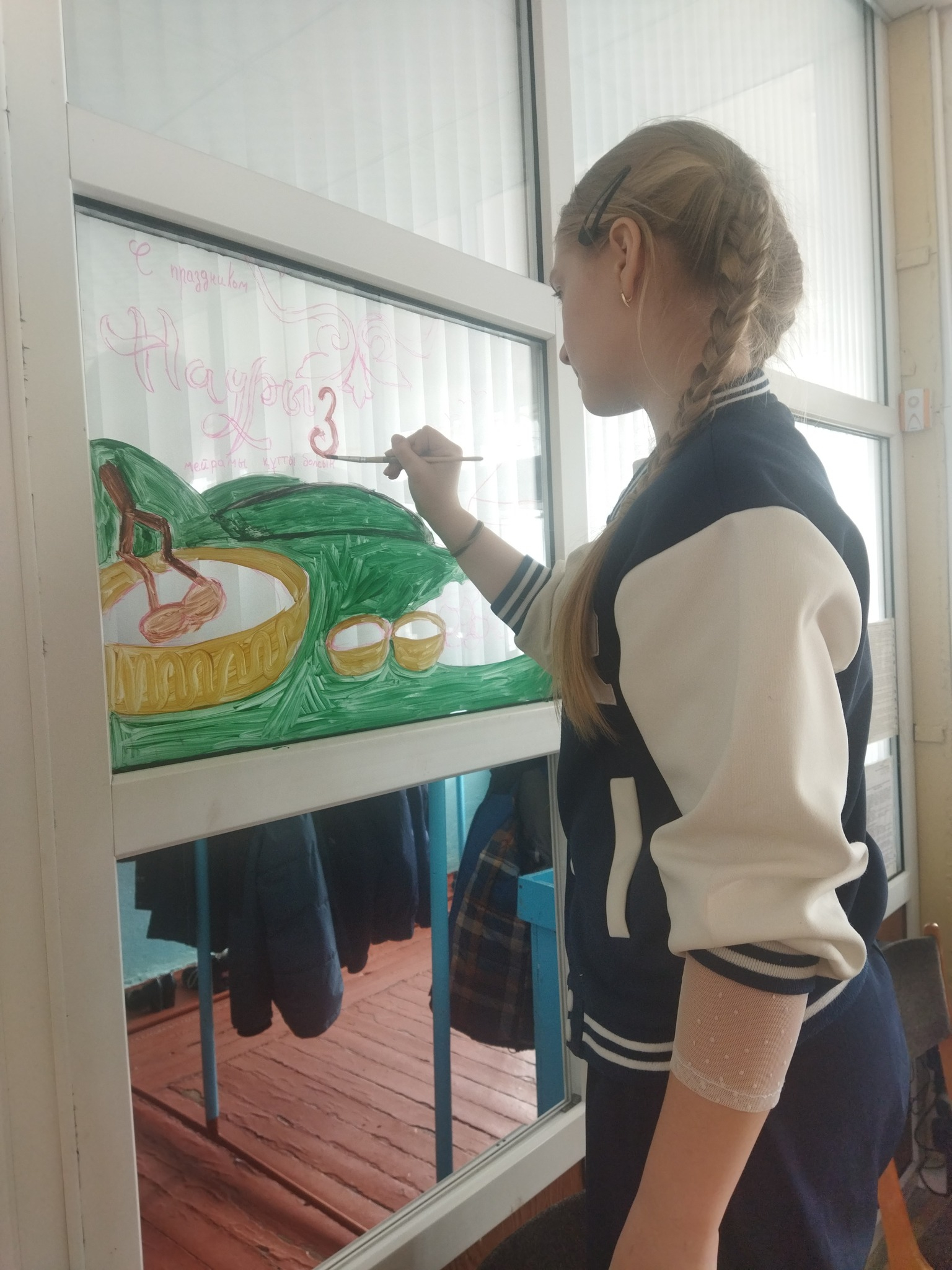 13 марта, в преддверии праздника Наурыз, на территории школы был организован субботник. Учащиеся готовят праздничное оформление в школе.