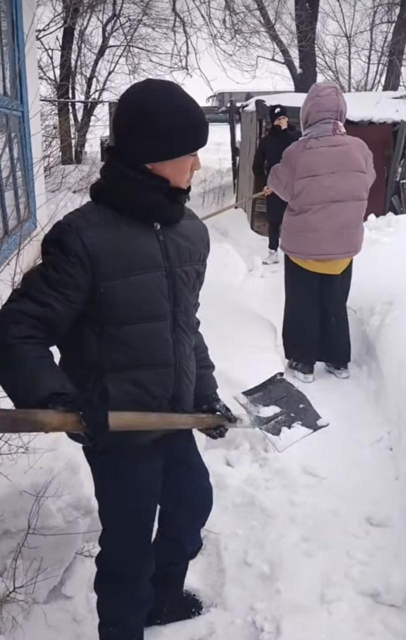 Мектебіміздің еріктілер тобымен бірге аға тәлімгер А.О. Исатаева Наурыз мейрамына қарсы, жоспаға сәйкес, ауылымыздың қадірлі зейнеткері, ардагер ұстазы Мирошникова Лилиана Евгеньевнаға барып,қол көмектерін беріп, қайырымды іс жасасты