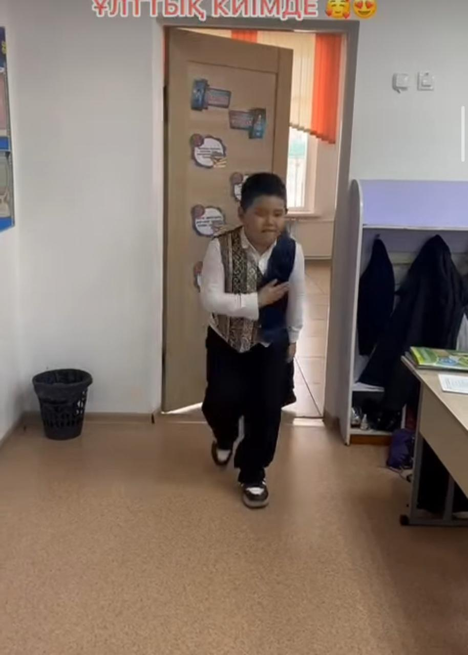 Бұл күн ұлттық киімге арналады. Сан ғасырлар бойы қазақтың ұлттық киімі қарапайымдылығымен және ұтымдылығымен ерекшеленеді. Қасым Аманжолов атындағы жалпы білім беретін мектебінің 3А сынып оқушылары ұлттық киім киюді әдетке айналдыруда.