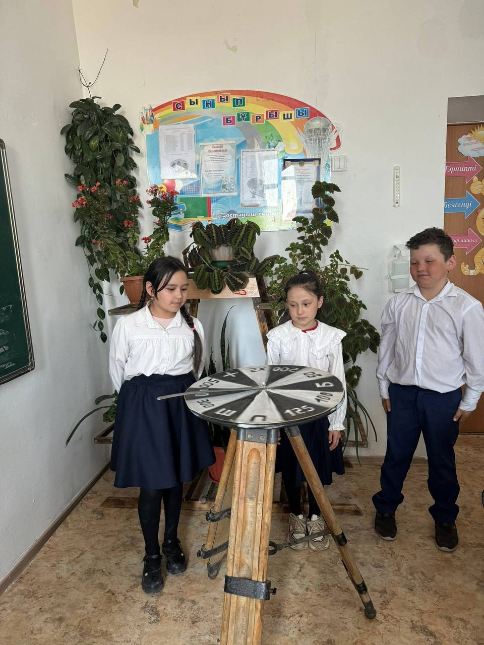  3-сыныпта Әдебиеттік оқу пәнінен “Атақты тұлғалар” бөлімі бойынша “Ғажайып алаң” ойыны өтті. 