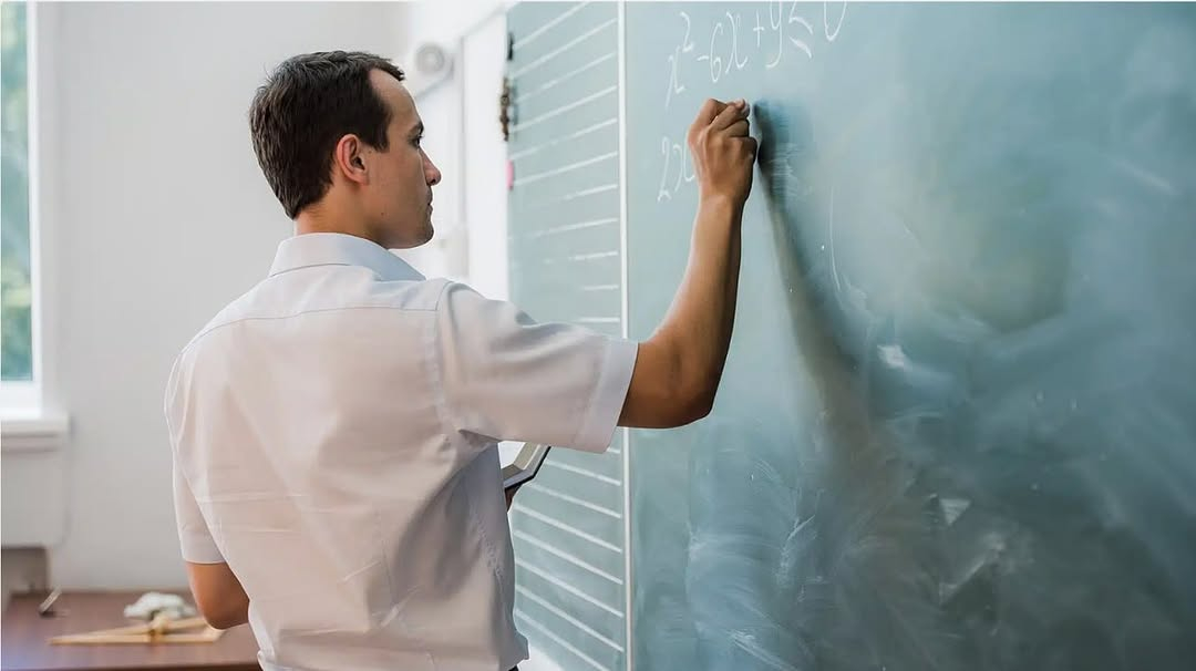 Қазақстандағы мұғалімге мектеп директорына немесе білім бөліміне қарағанда, мәселе туралы хабарлап, оны шешуге тікелей Білім министрлігінен көмек сұрау кейде оңайырақ. Бұл туралы Астанада өткен кеңейтілген жиында ведомство басшысы Ғани Бейсембаев мәлім ет