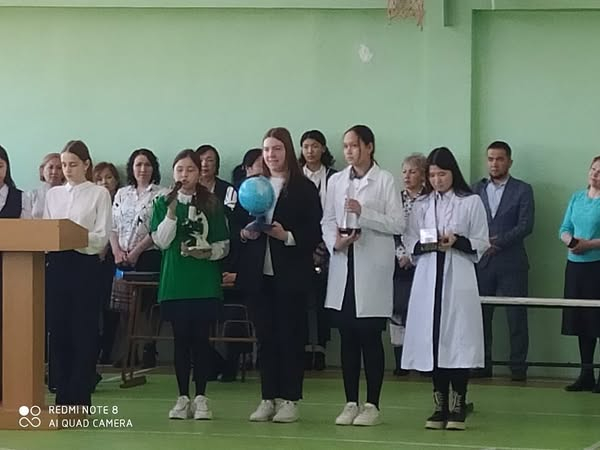 7 апреля 2025 года в школе прошла линейка,посвященная открытию недели естественных наук.