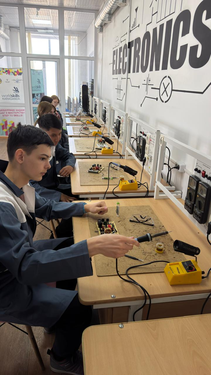 2 сәуірде Шоқан Уәлиханов атындағы мектеп-гимназиясының оқушылары Шахты технологиялық колледжінің базасында мамандықтар бойынша өткен кәсіби сынақтарға қатыст