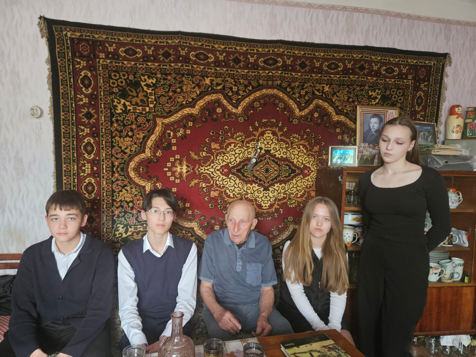 2 мамырда Ұлы Отан соғысындағы Жеңістің 80 жылдығын мерекелеу қарсаңында 10-сынып оқушылары сынып жетекшілерімен бірге тыл еңбеккері Моторгин Владимир Алексеевичті құттықтады.