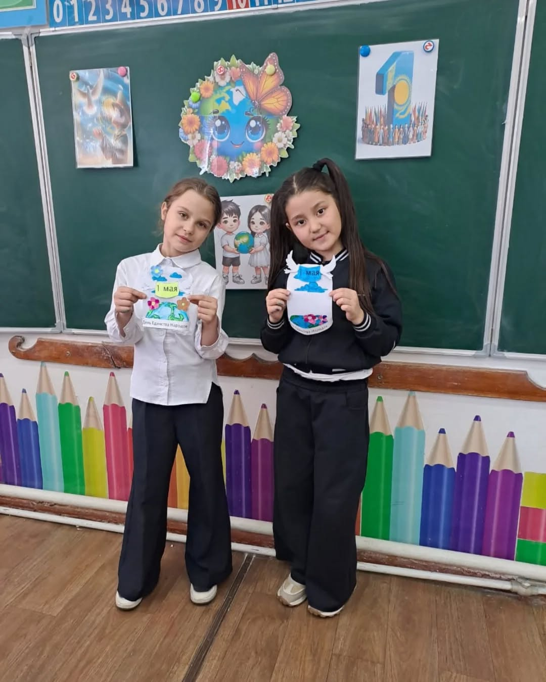 Ученики 2 б класса ко Дню Единства Народов Казахстана сделали поделки.