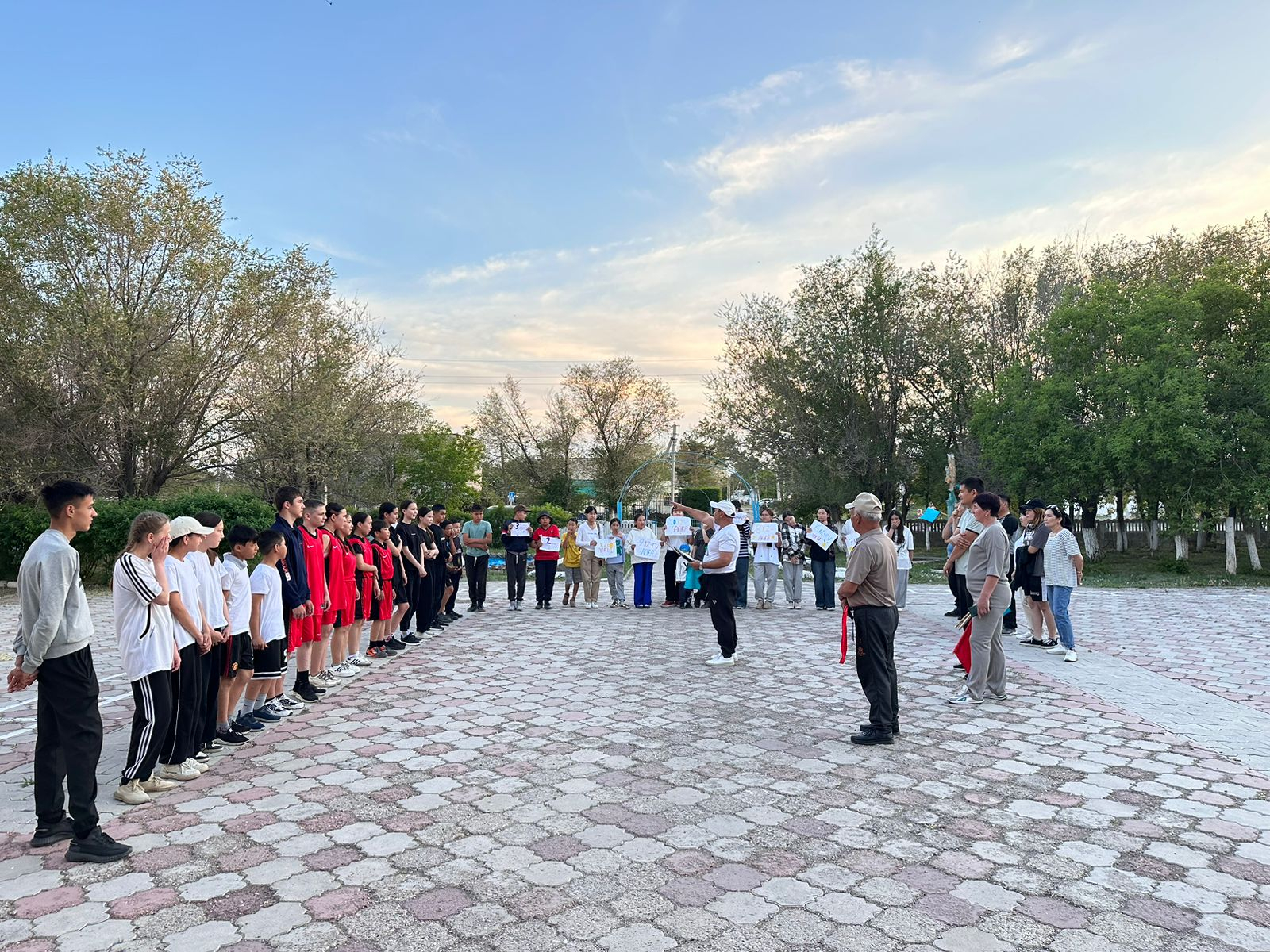  Аналар күні мен Отбасы күніне орай республикалық репродуктивті денсаулық орталығының жоспарымен ұйымдастырылған іс-шара аясында Байтуған ЖББМ 5-10 сынып оқушылары арасында эстафеталық жарыс өткізілді.