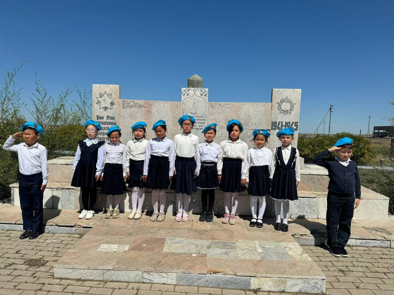 7- мамыр - Отан қорғаушылар күні және Ұлы Жеңіске - 80 жыл толуына байланысты 3- сыныпта сынып сағаты өтті.