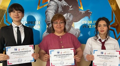 8 «А» сынып оқушылары Албатырова Лилия мен Шакенова Камиля орыс тілі мен әдебиеті пәні мұғалімі Дудкина Татьяна Александровнаның жетекшілігімен Ұлы Жеңістің 80 жылдығына арналған «Жеңіс тарихы» халықаралық фестиваліне қатысты. 