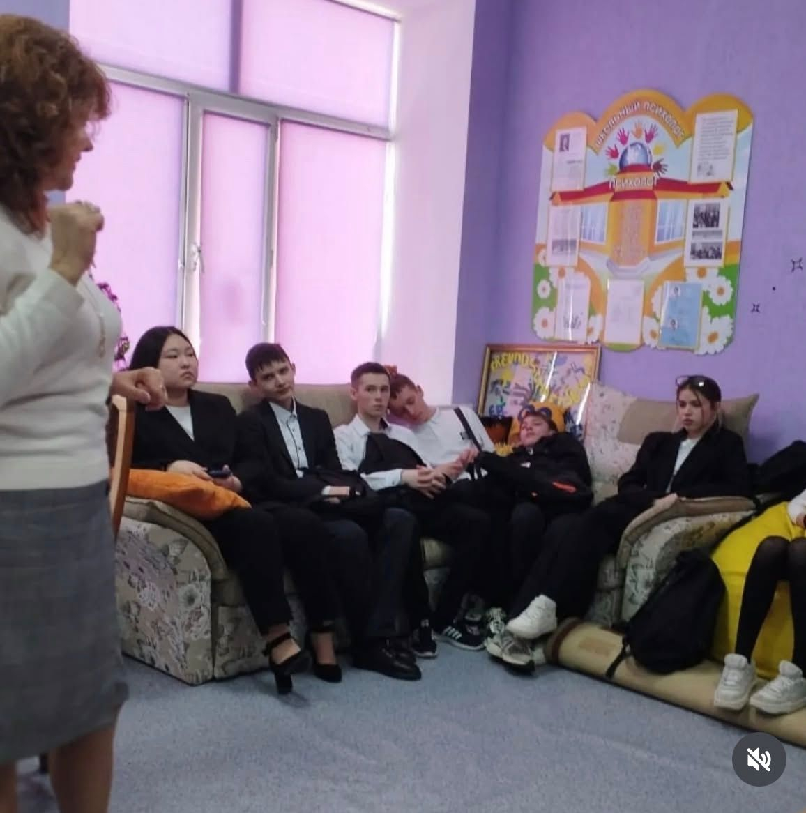 Психолог сағаты. 2025 жылғы 13 қаңтарда 10-сынып оқушыларымен қарым-қатынас тақырыбында тренинг элементтерімен сабақ өткізілді.