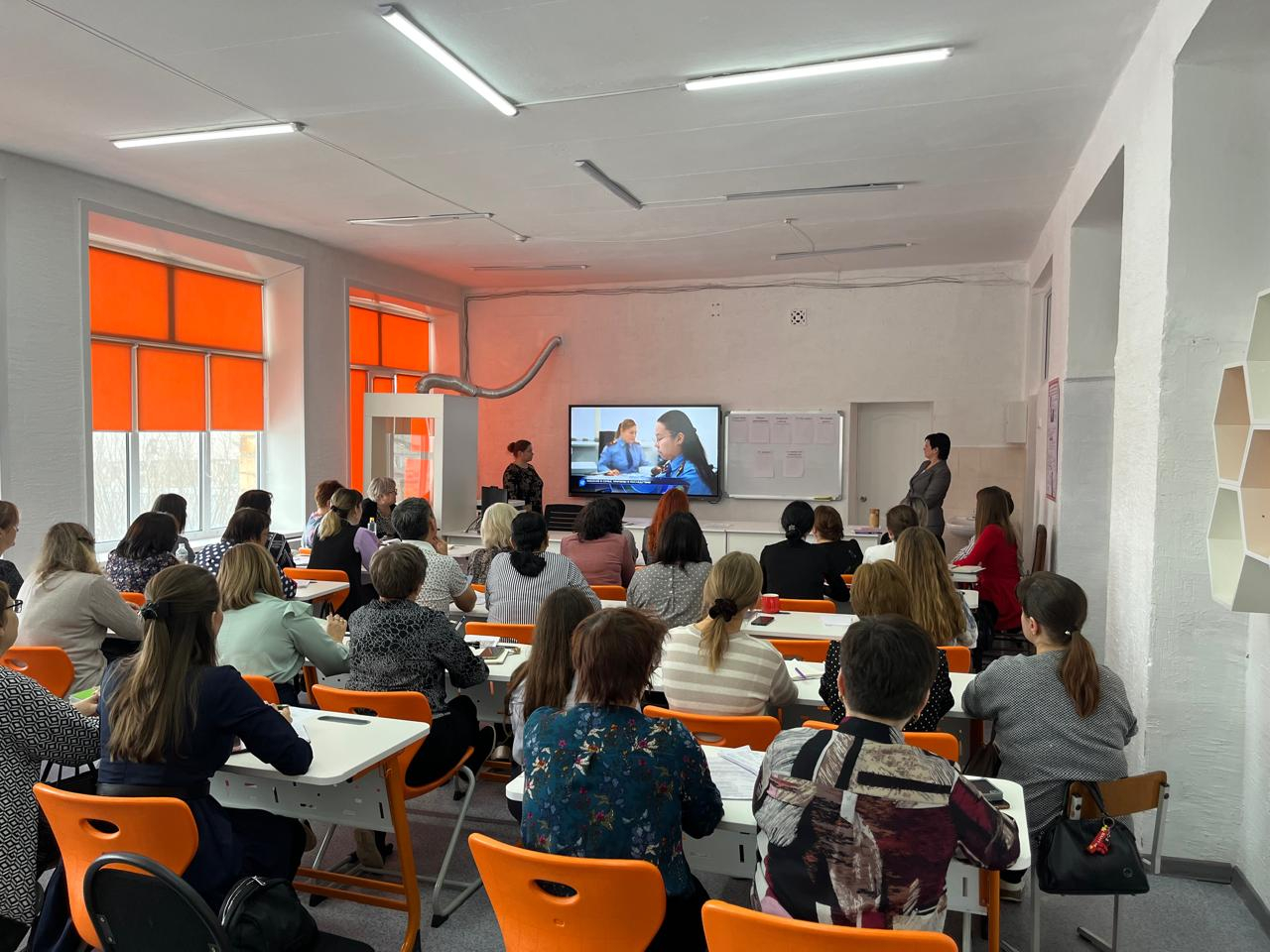 2024 жылғы 25 қараша күні Педагогикалық кеңестің отырысы шеңберінде педагогикалық ұжым үшін мынадай бағыттар бойынша Құқықтық жалпыға бірдей оқыту өткізілді: