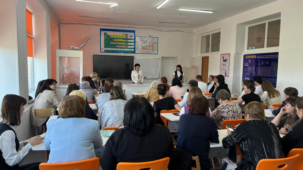 2025 жылғы 6 мамырда педагогикалық кеңестің отырысы шеңберінде педагогикалық ұжымға мәселелер бойынша Құқықтық жалпыға бірдей оқыту өткізілді: