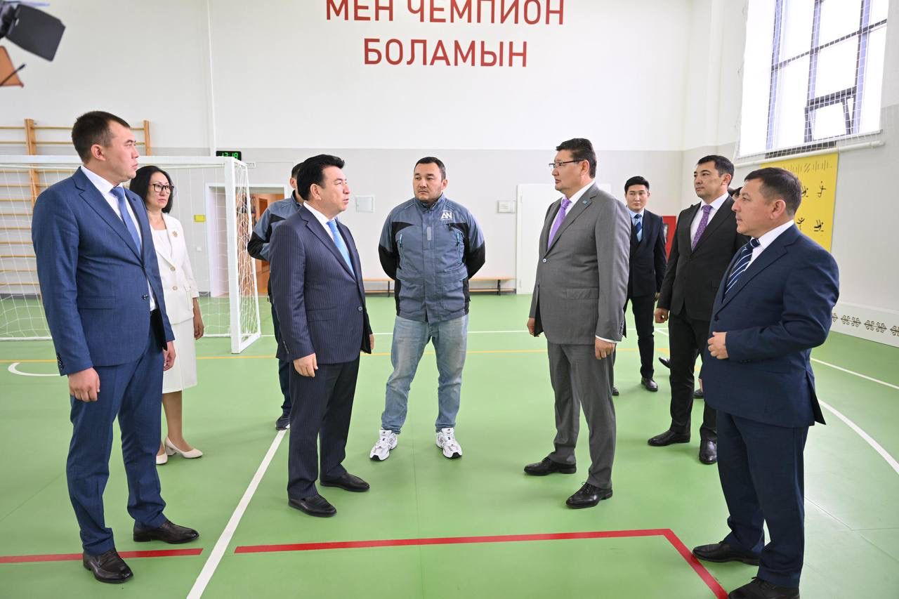 Министр просвещения провел встречу с педагогами области Абай