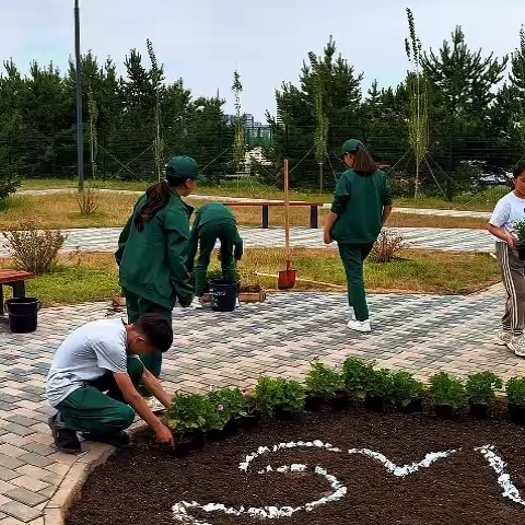 Қарағанды қаласындағы келешек мектеп оқушылары мен ұстаздары мектеп ауласын абаттандыру мен көгалдандыруға бағытталған «Таза Қазақстан» экологиялық акциясына белсене қатысты.