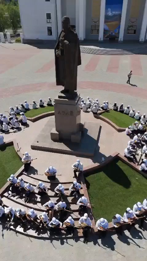 Бүгін Абай қаласы мен ауданынан 180 тұрғын алаңға қолдарына домбыра алып шығып, Ұлы Абайдың рухына тағзым етті.