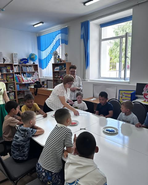 18. 06 күнi “Ы. Алтынсарин ат. ТМ(РО)” КММ-дегi мектеп жанындағы лагерьдегi балалармен орталық кiтапханаға барып, таныстырылым өткiзiлдi. Кiтапханада үстел ойындары ойнатылып, балаларға сыйлықтар таратылды.