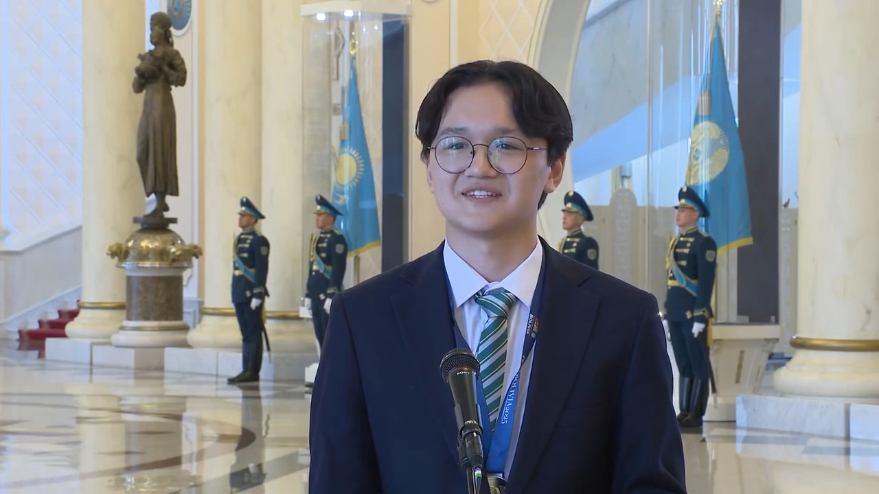 Информатика пәнінен халықаралық олимпиада жүлдегері, семейлік оқушы Асқар Әкежан Президентпен кездесуден алған әсерін бөлісті.