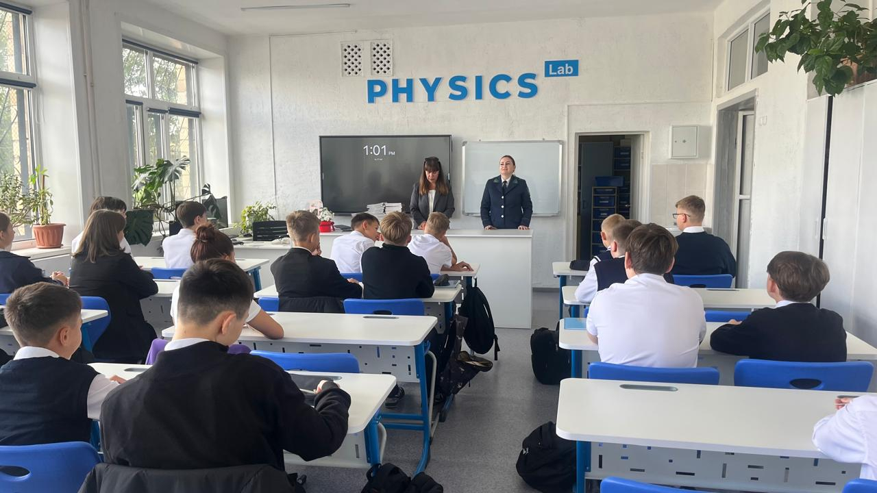 2025 жылғы 2 қыркүйекте сынып сағатында кәмелетке толмағандар ин жөніндегі инспектор А.В.Таукенова 