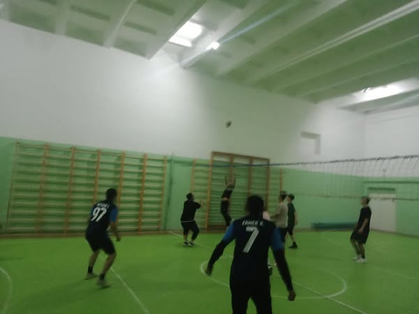 Соревнования по волейболу, организованные к Дню учителя между учащимися и учителями, игра была интересной