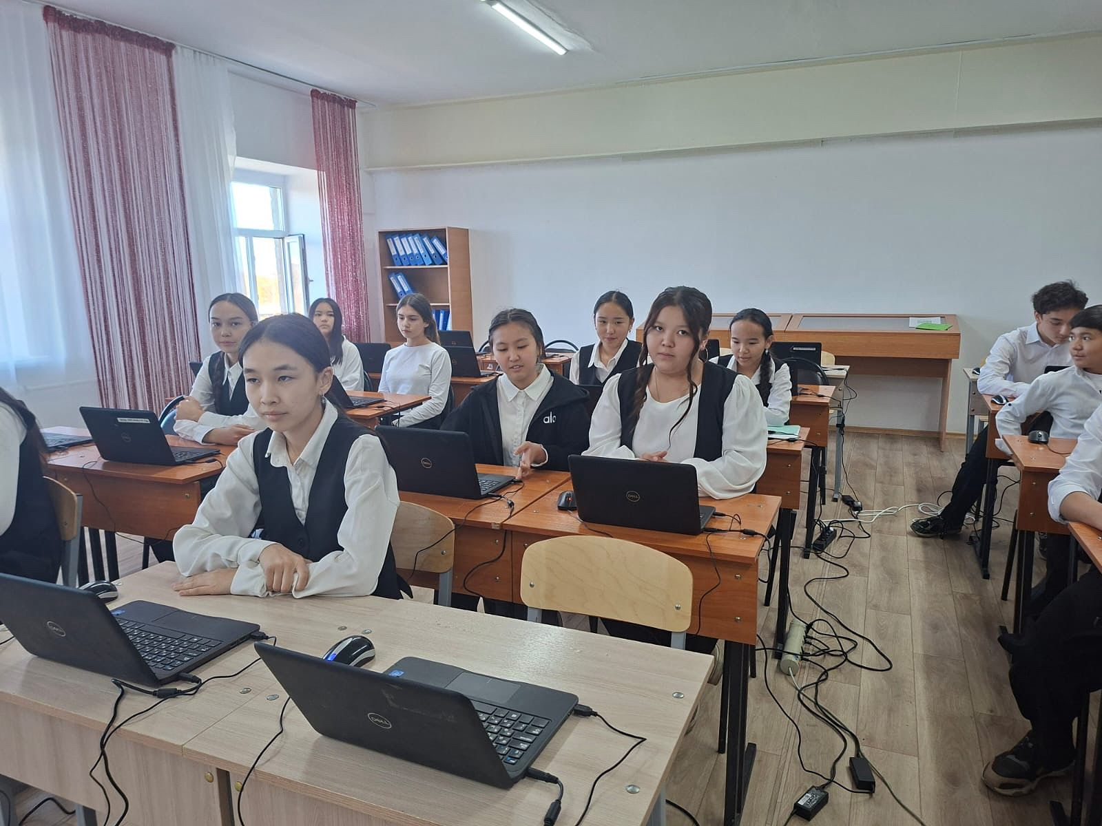 10 қазан күні ауылдық мектептердің 9–11 сынып оқушылары арасында өткізілетін Республикалық пәндік олимпиаданың аудандық кезеңінің үшінші күні өтті.