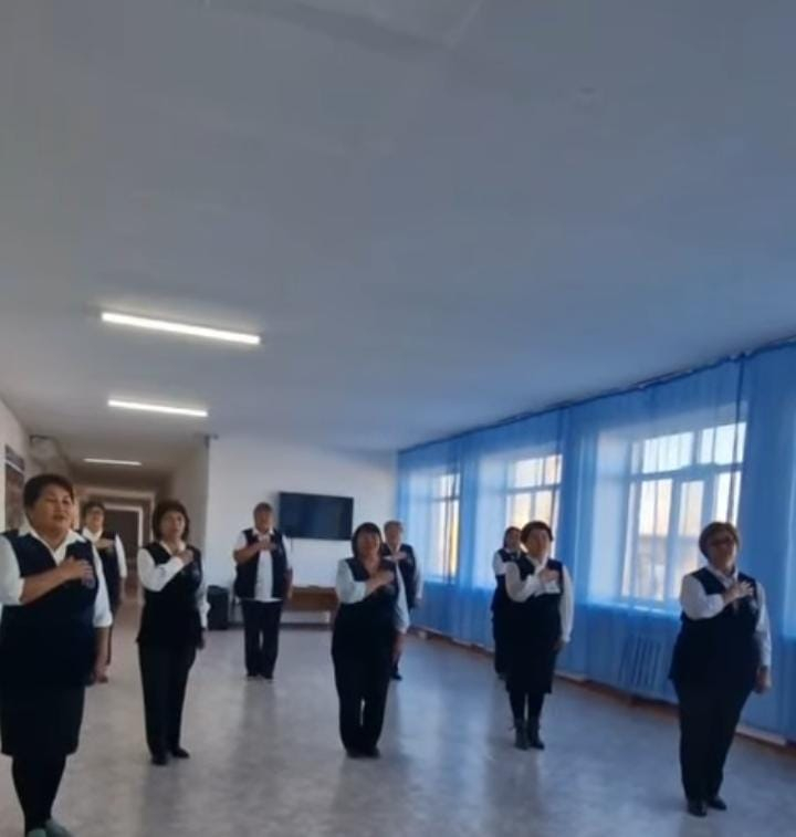 Мектеп ұстаздары мемлекеттік әнұран орындады