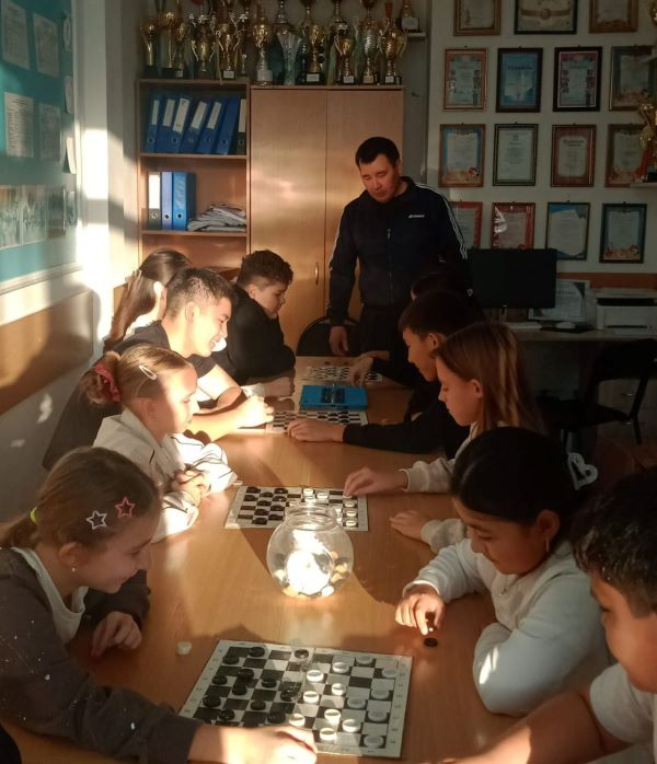 Республика күніне орай мектепішілік жарыс ұйымдастырылды.