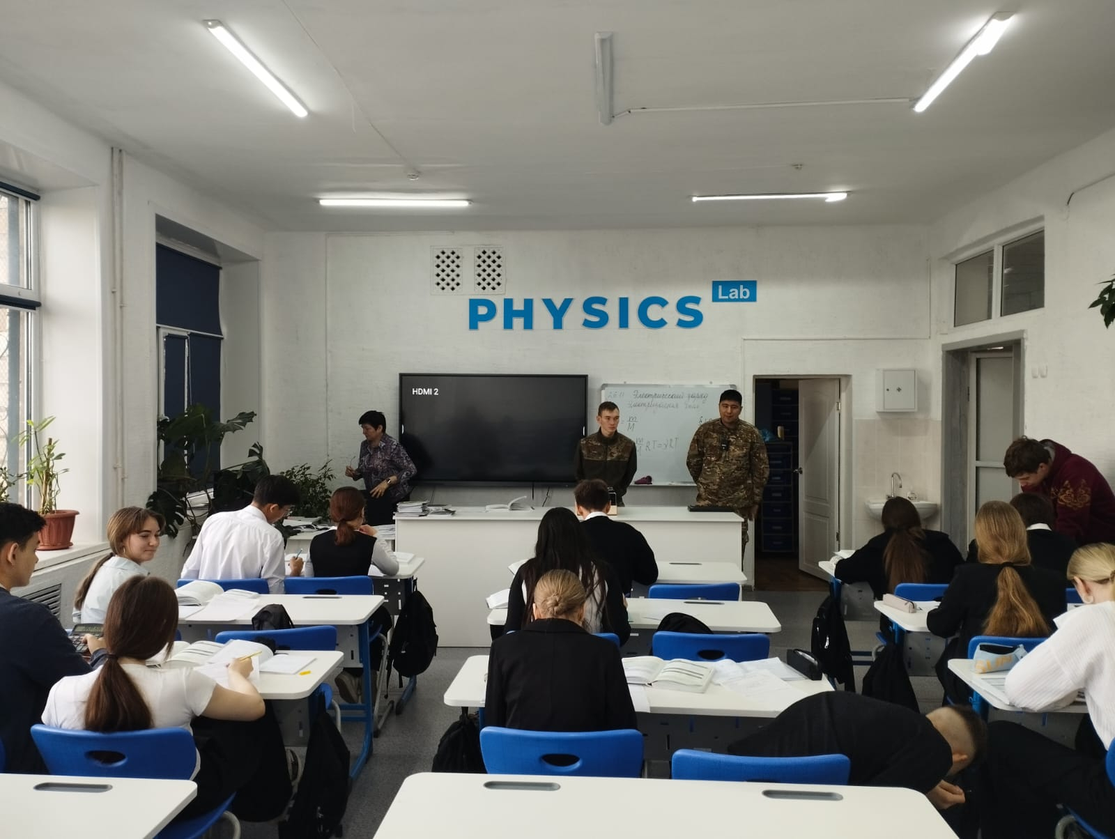 2025 жылғы 26 қарашада Қазақстан Республикасы ТЖМ Мәлік Ғабдуллин атындағы азаматтық қорғау академиясы өкілдерінің Шоқан Уәлиханов атындағы мектеп-гимназиясының 10,11 сынып оқушыларымен кездесуі өтті.