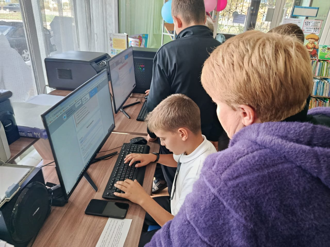 Кітапхана мәдениеті айлығы аясында Ш. Уәлиханова мектеп-гимназияның жетінші сынып оқушылары кітапханадан шықпай-ақ заманауи технологиялар әлеміне еніп кетті. №13 балалар кітапхана-филиалының қызметкері балаларға Шахтинск ОКЖ жаңартылған сайтын таныстырып,