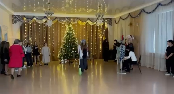 29 желтоқсан біздің мектепте барлық қатысушыларға жағымды эмоциялар мен керемет көңіл-күй сыйлаған 7-8 сынып оқушыларына арналған мерекелік жаңа жылдық дискотека өткізді.