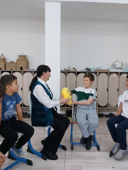 28.11.2025 г. педагог-психолог школы провела занятие с учащимися 4 «А» класса на тему «Как работать в команде».