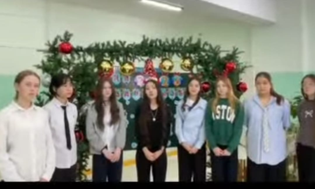 Оқушылар мұғалімдерін келе жатқан Жаңа жыл мерекесімен құттықтап, көтеріңкі көңіл күй сыйлады.