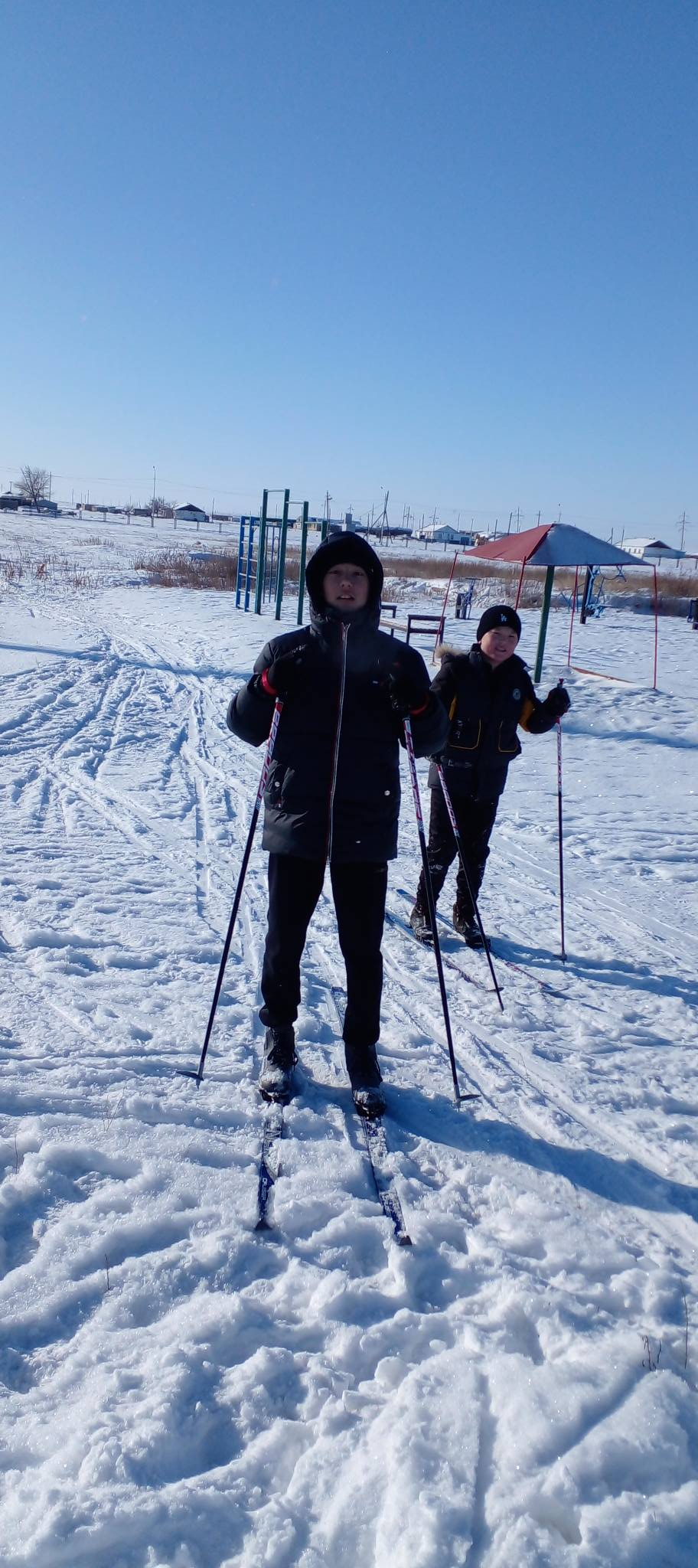 Мектебімізде дене шынықтыру сабақтары қызықты әрі белсенді өтуде!