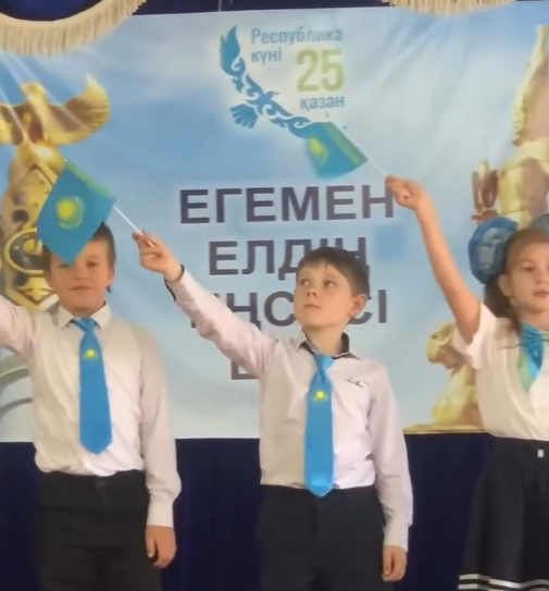 В школе прошло праздничное мероприятие, посвящённое Дню Республики Казахстан.