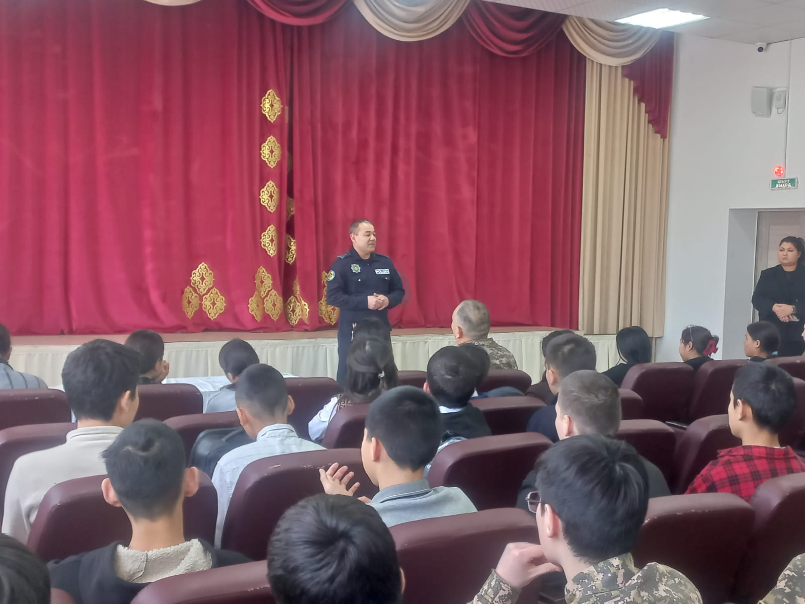20.01.2025 жылы «Заң және тәртіп» айлығы аясында «Қасым Аманжолов атындағы ЖББМ» КММ-де Абай ауданы ПБ УПИ қызметкері Утебаев Қ.А.-ның қатысуымен 9–11 сынып оқушыларымен профилактикалық әңгіме өткізілді.