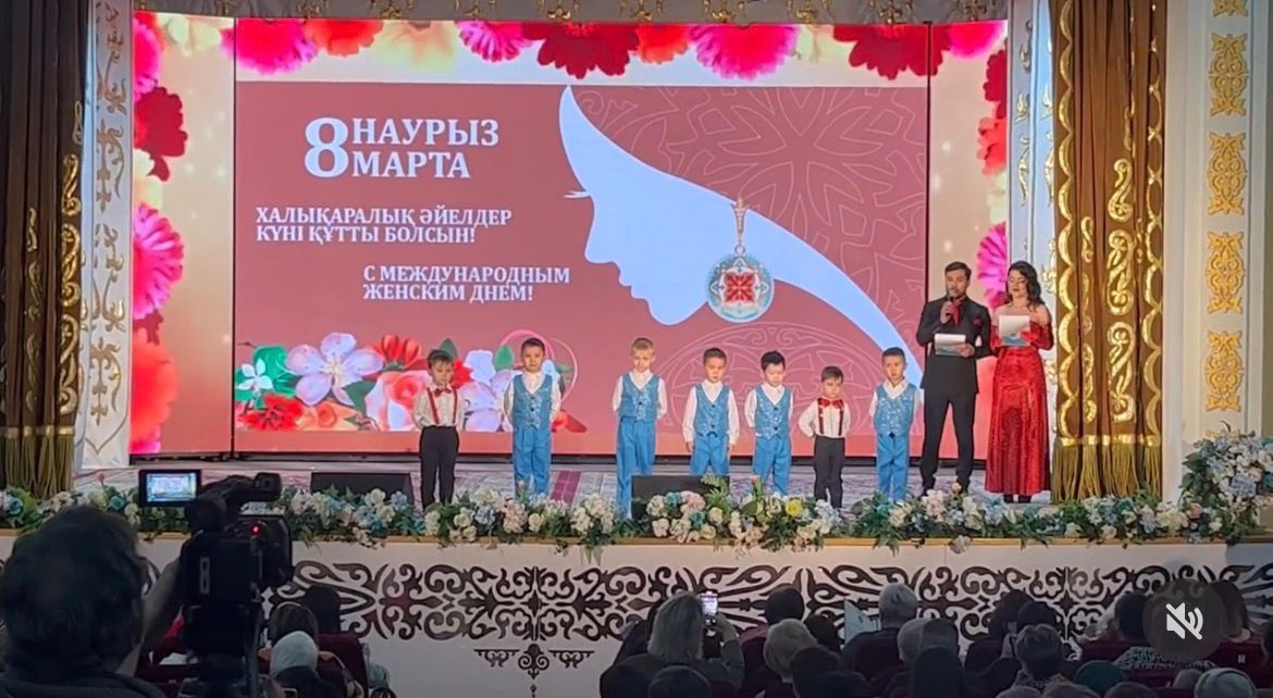 Выступление воспитанников на сцене Дома культуры города Абая.