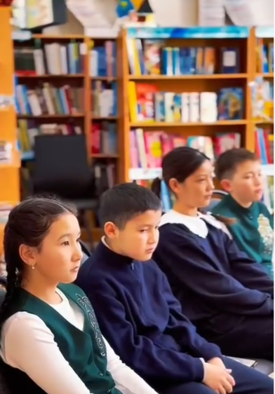 Жауынгер-интернационалистерді еске алу күні қарсаңында аудандық балалар кітапханасы М. Жұмабаев атындағы мектеп-гимназияның 5-сынып оқушыларына арналған «Алыс соғыстың жауынгерлері» атты еске алу сағатын ұйымдастырды.